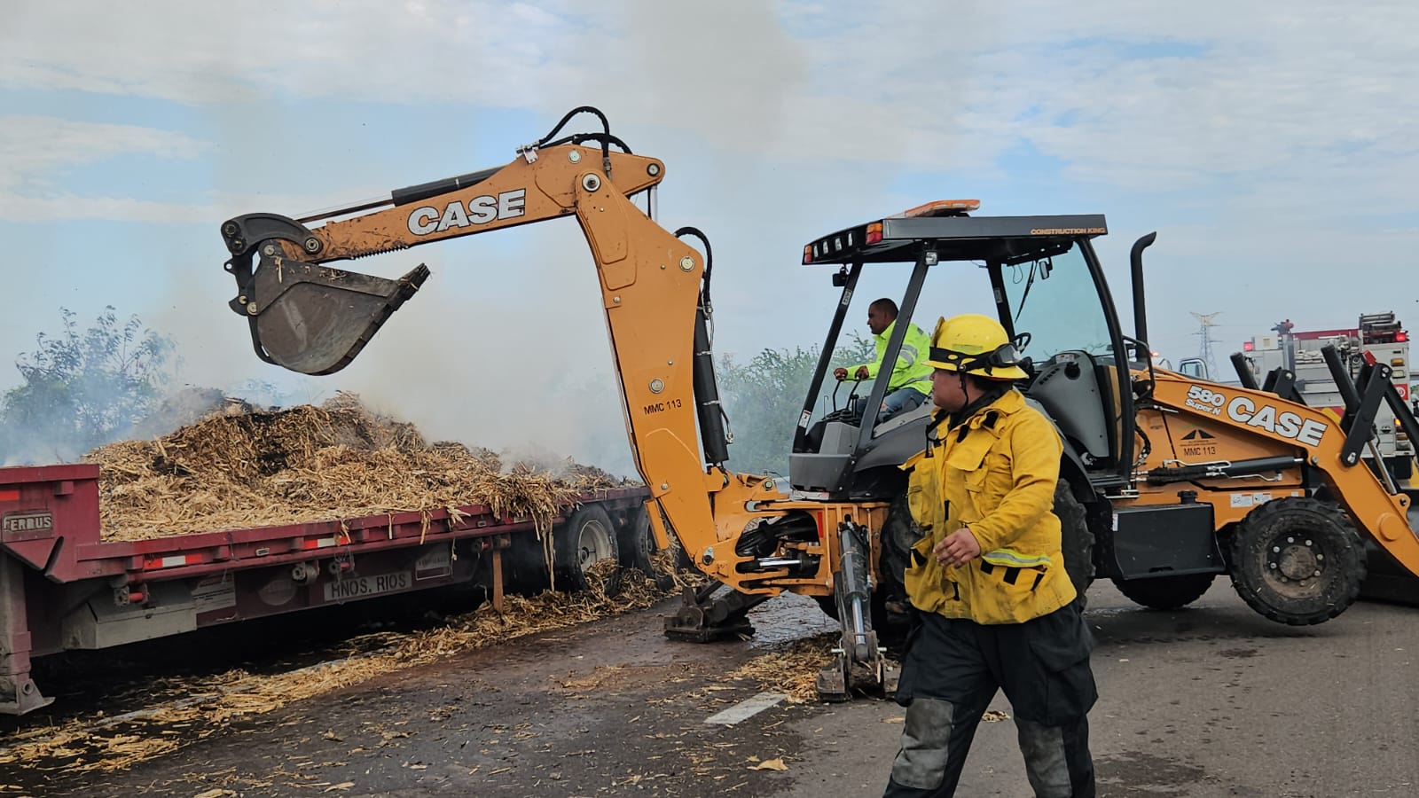 Incendio en Tráiler de Pacas de Maíz Provoca Cierre de la Autopista Culiacán-Mazatlán